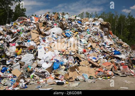 Stapel von recycelbaren Materialien im Sortierzentrum. Stockfoto