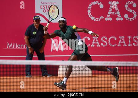 Frances Tiafoe aus den Vereinigten Staaten von Amerika gibt einen Ball an Sebastian Baez aus Argentinien während des Millennium Estoril Open Final ATP 250 Tennisturniers im Clube de Tenis do Estoril zurück.Endstand: Frances Tiafoe 0:2 Sebastian Baez (Foto: Bruno de Carvalho / SOPA Images/Sipa USA) Stockfoto