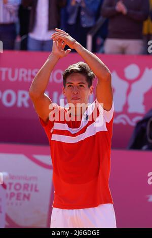 Sebastian Baez aus Argentinien (R) feiert den Sieg beim Millennium Estoril Open Final ATP 250 Tennisturnier im Clube de Tenis do Estoril.Endstand: Frances Tiafoe 0:2 Sebastian Baez (Foto: Bruno de Carvalho / SOPA Images/Sipa USA) Stockfoto