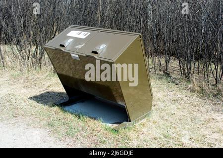 Bär und Wildtiere sichere Müll- und Recycling-Entsorgungsbox in einem Parkgebiet. Stockfoto