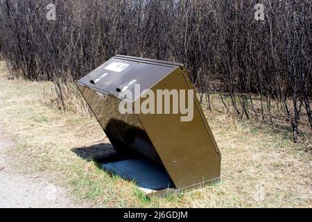 Bär und Wildtiere sichere Müll- und Recycling-Entsorgungsbox in einem Parkgebiet. Stockfoto