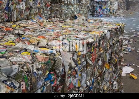 Ballen aus recycelbaren Aluminiumdosen und -Behältern im Sortierzentrum, Quebec, Kanada Stockfoto