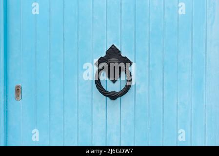 Blaue Tür mit altem Klopfer Stockfoto