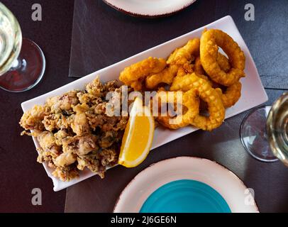 Beliebte spanische Vorspeise ist Tintenfisch a la romana und andalusische Baby-Tintenfische Stockfoto