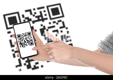 Hände von Frau mit Smartphone Scannen QR-Code auf weißem Hintergrund Stockfoto