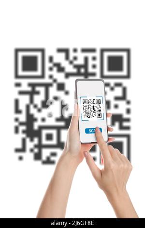 Hände von Frau mit Smartphone Scannen QR-Code auf weißem Hintergrund Stockfoto