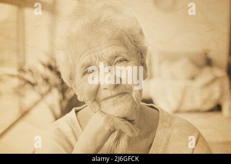 Altes Foto einer älteren Frau zu Hause Stockfoto