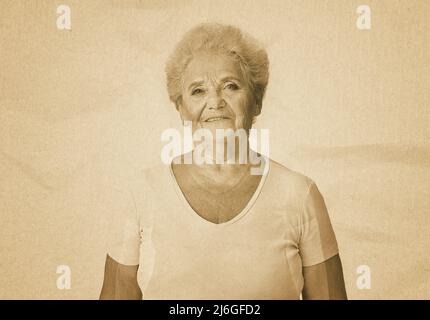 Altes Foto einer glücklichen älteren Frau Stockfoto
