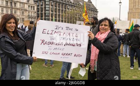 London, Großbritannien, 01. Mai 2022. Sri Lankans versammeln sich auf dem Parliament Square und fordern Präsident Rajapaksa auf, „Go Home Gota“ zu beenden, da die Wirtschaft des Landes seit seinem Amtsantritt im Jahr 2019 in den freien Fall gerutscht ist. Quelle: xiu bao/Alamy Live News Stockfoto