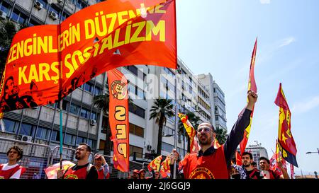 Izmir, Türkei. 01.. Mai 2022. Am 1. Mai fand in Izmir, Türkei, die Feier und Demonstration des Internationalen Arbeitstages statt. Überwiegend linke Arbeiter, Organisationen und Gewerkschaften marschierten mit Parolen, Spruchbändern und Fahnen.die überfüllten Gruppen feierten den Tag mit folkloristischem Tanz und Liedern. Der Bürgermeister der Stadtgemeinde Izmir, Tunç Soyer, nahm ebenfalls an der Feier Teil. Kredit: İdil Toffolo/Alamy Live Nachrichten Stockfoto