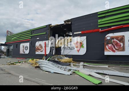 Myla Dorf, Kiew Region, Ukraine - 11. Apr 2022: Beschädigt ländlichen Supermarkt in der Nähe der Shutomyr Autobahn Kiew Region während der russischen Invasion der Ukraine. Stockfoto