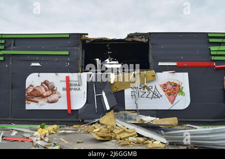 Myla Dorf, Kiew Region, Ukraine - 11. Apr 2022: Ruiniert ländlichen Supermarkt in der Nähe der Shutomyr Autobahn in der Region Kiew während der aktiven Feindseligkeiten. Stockfoto