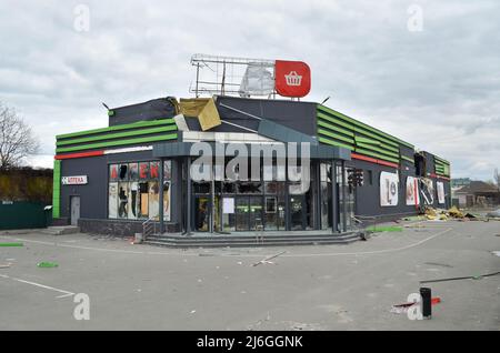 Myla Dorf, Kiew Region, Ukraine - 11. Apr 2022: Beschädigt ländlichen Supermarkt in der Nähe der Shutomyr Autobahn Kiew Region während der Besetzung durch die russische Armee. Stockfoto