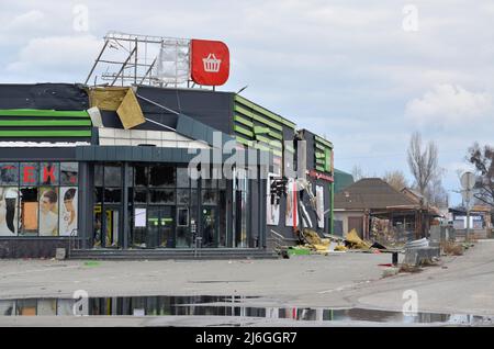 Myla, Region Kiew, Ukraine - 11. April 2022: Beschädigte Gebäude und Supermarkt in der Nähe der Autobahn Kiew Zhytomyr während der russischen Invasion in der Ukraine. Stockfoto