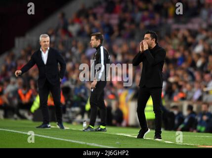 Barcelona, Spanien. 01.. Mai 2022. FC BARCELONA / RCD MALLORCA Barcelona, Spanien. 1. Mai 2022. Javier Aguirre Cheftrainer der RCD Mallorca (links) und Xavi Hernandez Cheftrainer des FC Barcelona während des spanischen La Liga-Spiels zwischen dem FC Barcelona und der RCD Mallorca im Camp Nou Stadium. Kredit: Rosdemora/Alamy Live Nachrichten Stockfoto