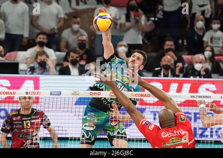 anderson matthew (n1 Sir Safety conad perugia) / simon Robertlandy (n.13 cucine Lube civitanova) während des Play Off - Sir Safety Conad Perugia vs Cucine Lube Civitanova, Volleyball Italyan Serie A Superleague Championship in Perugia, Italien, Mai 01 2022 Stockfoto