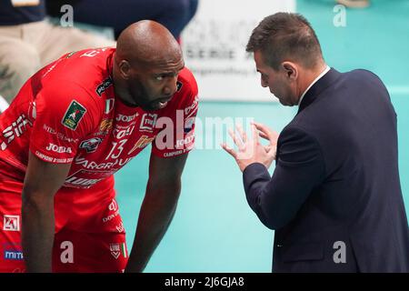 Blengini gianlorenzo (Trainer cucine lube civitanova) simon robertlandy (n.13 cucine lube civitanova) während des Play Off - Sir Safety Conad Perugia vs Cucine Lube Civitanova, Volleyball Ital Serie A Men Superleague Championship in Perugia, Italien, Mai 01 2022 Stockfoto