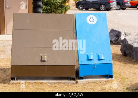 Bär und Wildlife Proof Müll- und Recycling-Entsorgungsbox in Parks Area Stockfoto