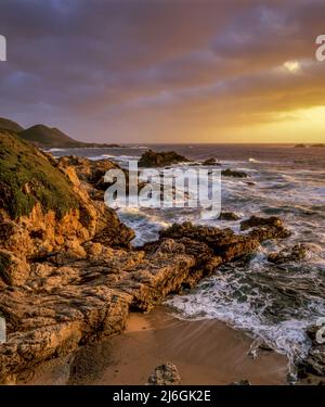 Sonnenuntergang, Surf, Garrapata State Park, Big Sur, Monterey County, Kalifornien Stockfoto