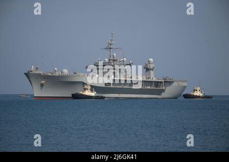 HAFEN VON DSCHIBUTI, Dschibuti (24. April 2022) das Litoral Command and Control-Schiff der Blue Ridge-Klasse USS Mount Whitney (LCC 20) erreicht den Hafen von Dschibuti für einen Besuch im Bereich Nachhaltigkeit und Logistik, der von der Versorgungsabteilung N4 des Lagers Lemonnier, Dschibuti, unterstützt wird. (USA Navy Foto von Mass Communication Specialist 1. Klasse Christopher Previc) Stockfoto