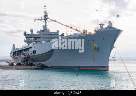 HAFEN VON DSCHIBUTI, Dschibuti (25. April 2022) das Kommando- und Kontrollschiff USS Mount Whitney (LCC 20) der Blue Ridge-Klasse liegt im Hafen von Dschibuti. Mount Whitney stellte Zelte und Dekorationen auf, um an diesem Abend einen Empfang für US- und alliierte Militärführer, ausländische Würdenträger und Botschafter zu veranstalten. (USA Navy Foto von Mass Communication Specialist 2. Klasse Jonathan Word) Stockfoto