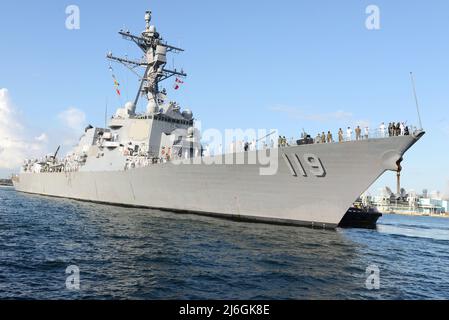 FORT LAUDERDALE, Florida (1. Mai 2022) - der Arleigh Burke-Klasse Lenkflugkörper-Zerstörer USS Delbert D. Black (DDG 119) kommt in Fort Lauderdale zur Fleet Week Port Everglades, Mai. 1, 2022. Flottenwochen sollen den Amerikanern zeigen, welche Investitionen sie in ihre Marine getätigt haben und das Bewusstsein für die Rolle und den Zweck der Marine in unserer nationalen Verteidigung stärken Navy-Foto von Jacob Sippel/veröffentlicht) Stockfoto