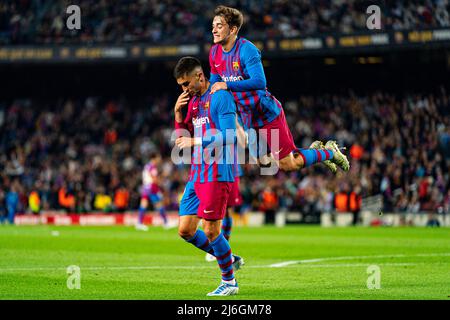 Ferran Torres (FC Barcelona) ist mit Gavi (FC Barcelona) während des Fußballspiels der Liga zwischen dem FC Barcelona und der RCD Mallorca am 1. Mai 2022 im Camp Nou Stadium in Barcelona, Spanien, abgebildet. Foto: Siu Wu. Stockfoto