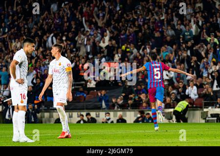 Sergio Busquets (FC Barcelona) feiert am 1. Mai 2022 im Camp Nou Stadium in Barcelona, Spanien, nach einem Tor während des Fußballspiels der La Liga zwischen dem FC Barcelona und der RCD Mallorca. Foto: Siu Wu. Stockfoto