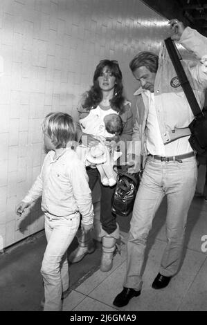 David Soul mit Frau und Kindern Ankunft am LAX vom Lake Tahoe März 1982. Quelle: Ralph Dominguez/MediaPunch Stockfoto