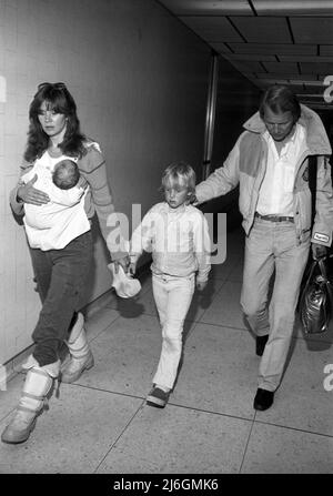 David Soul mit Frau und Kindern Ankunft am LAX vom Lake Tahoe März 1982. Quelle: Ralph Dominguez/MediaPunch Stockfoto