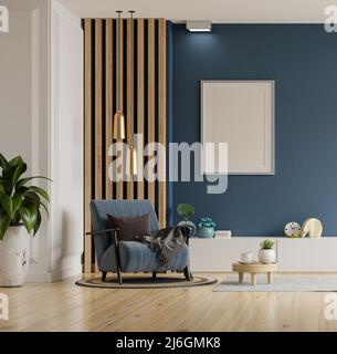 Postermockup mit senkrechten Rahmen auf leerer dunkelblauer Wand im Wohnzimmer mit blauem Samtsessel.3D Rendering Stockfoto