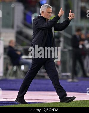 (220502) -- ROM, 2. Mai 2022 (Xinhua) -- Romas Cheftrainer Jose Mourinho zeigt während eines Serie-A-Fußballspiels zwischen Roma und Bologna am 1. Mai 2022 in Rom, Italien, Gesten. (Foto von Augusto Casasoli/Xinhua) Stockfoto