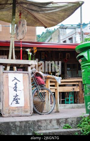 Chiayi, 17. MÄRZ 2012 - Bewölkter Blick auf das Stadtbild der alten Fenqihu Straße Stockfoto