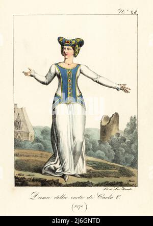 Dame am Hof von König Karl V. von Frankreich, 1370. In bejewled gehörnte Kopfschmuck, weißes Kleid mit blau gestickter Vorderseite, weiße Hausschuhe. Dame de la Cour de Charles V. handkolorierte Lithographie von Lorenzo Bianchi nach Hippolyte Lecomte aus Costumi civili e militari della monarchia francese dal 1200 al 1820, Neapel, 1825. Italienische Ausgabe von Lecomtes zivilen und militärischen Kostümen der französischen Monarchie von 1200 bis 1820. Stockfoto