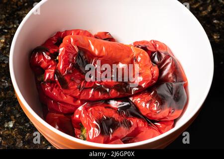 Hausgemachte rote Paprika in einer Schüssel. Hausmannskost-Konzept. Stockfoto