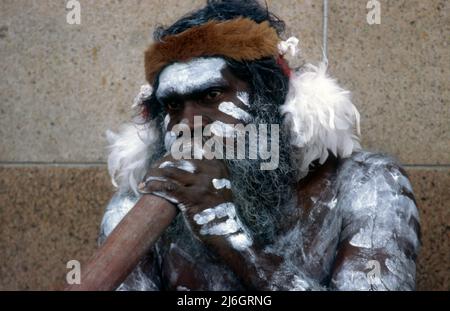 ABORIGINES, DER DIDGERIDOO SPIELT, NSW, AUSTRALIEN. Stockfoto