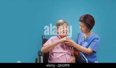 Ältere Frau Glück im Gespräch mit Betreuer Stockfoto