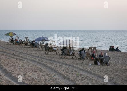 Palästinensische Familien brechen ihr Fasten mit iftar am letzten Tag des heiligen Monats Ramadan am Ufer des Mittelmeers in Gaza-Stadt. Stockfoto