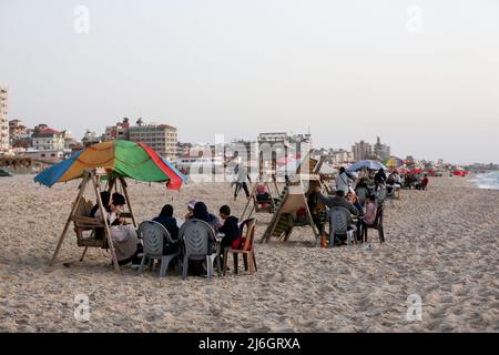 Palästinensische Familien brechen ihr Fasten mit iftar am letzten Tag des heiligen Monats Ramadan am Ufer des Mittelmeers in Gaza-Stadt. Stockfoto