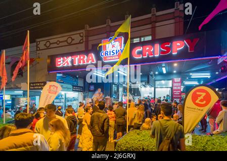 30. April, Lakemba, Sydney, Australien: In der letzten Nacht des Ramadan in Sydney ist das Ramadan Nights Festival von Sonnenuntergang um 17,30 Uhr bis zum 02,00. Am nächsten Morgen in vollem Gange. Hier warten Leute vor dem Extra Crispy Chicken Shop auf einen Döner. Lange Menschenschlangen die Straße entlang, die darauf warten, dieses und andere Lebensmittel aus den vielen Nationen zu kaufen, die jeden Abend während des Festivals auf diesem Markt vertreten sind. Stockfoto