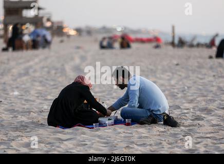 Eine muslimische Familie bricht ihr Fasten mit iftar am letzten Tag des heiligen Monats Ramadan am Ufer des Mittelmeers in Gaza-Stadt. (Foto von Yousef Masoud / SOPA Images/Sipa USA) Stockfoto