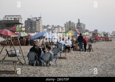 Palästinensische Familien brechen ihr Fasten mit iftar am letzten Tag des heiligen Monats Ramadan am Ufer des Mittelmeers in Gaza-Stadt. (Foto von Yousef Masoud / SOPA Images/Sipa USA) Stockfoto