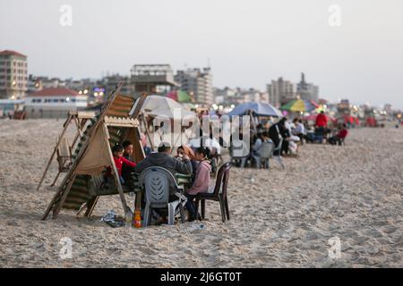 Palästinensische Familien brechen ihr Fasten mit iftar am letzten Tag des heiligen Monats Ramadan am Ufer des Mittelmeers in Gaza-Stadt. (Foto von Yousef Masoud / SOPA Images/Sipa USA) Stockfoto