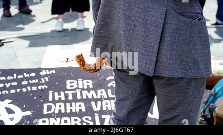 Am 1. Mai fand in Izmir, Türkei, die Feier und Demonstration des Internationalen Arbeitstages statt. Überwiegend linke Arbeiter, Organisationen und Gewerkschaften marschierten mit Parolen, Spruchbändern und Fahnen.die überfüllten Gruppen feierten den Tag mit folkloristischem Tanz und Liedern. Der Bürgermeister der Stadtgemeinde Izmir, Tunç Soyer, nahm ebenfalls an der Feier Teil. (Foto von Idil Toffolo/Pacific Press) Stockfoto