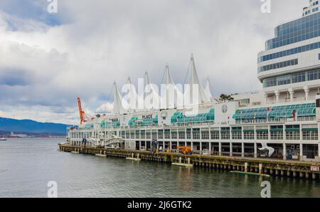 Canada Place Harbour in Vancouver, Kanada. Berühmte Vancouver Haupt-Kreuzfahrt-Terminal, es wurde in gebaut 1927-April 11,2022. Reisefoto, selektive Foku Stockfoto