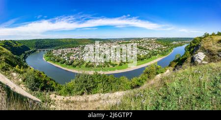 Großes Panorama. Eine hufeisenförmige Flussbiegung. Mäander in einem Fluss. Panoramablick von oben Stadt Zaleshchiki im Fluss Dnister, Ukraine Stockfoto