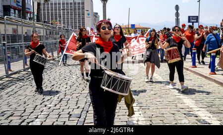 1. Mai 2022, Izmir, Türkei, Türkei: In Izmir, Türkei, hat der Internationale Tag der Arbeit am 1. Mai stattgefunden. Überwiegend linke Arbeiter, Organisationen und Gewerkschaften marschierten mit Parolen, Spruchbändern und Fahnen.die überfüllten Gruppen feierten den Tag mit folkloristischem Tanz und Liedern. Der Bürgermeister der Stadtgemeinde Izmir, TunÃ§ Soyer, nahm ebenfalls an der Feier Teil. (Bild: © Idil Toffolo/Pacific Press via ZUMA Press Wire) Stockfoto