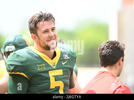 April 23 2022: Baylor trägt den Linienbucher Dillon Doyle (5) vor dem NCAA Spring Scrimmage Football-Spiel im McLane Stadium in Waco, Texas. Matthew Lynch/CSM Stockfoto