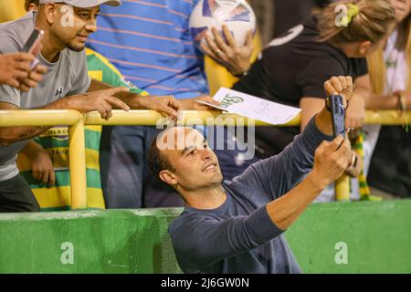 St. Petersburg, FL: Der loyale FC-Manager und Fußballbotschafter Landon Donovan aus San Diego nimmt nach einem USL-Fußballspiel am Samstag, April, ein Selfie mit den Fans auf Stockfoto