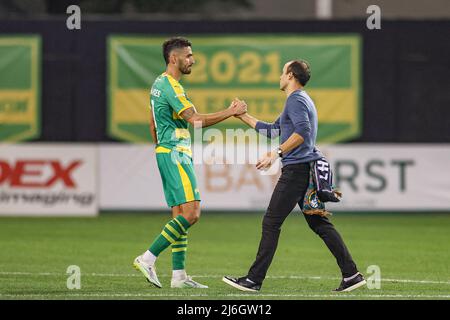 St. Petersburg, FL: Der loyale FC-Trainer und Fußballlegende und Botschafter von San Diego, Landon Donovan, schüttelt sich die Hände mit dem Mittelfeldspieler Leo F von Tampa Bay Rowdies Stockfoto